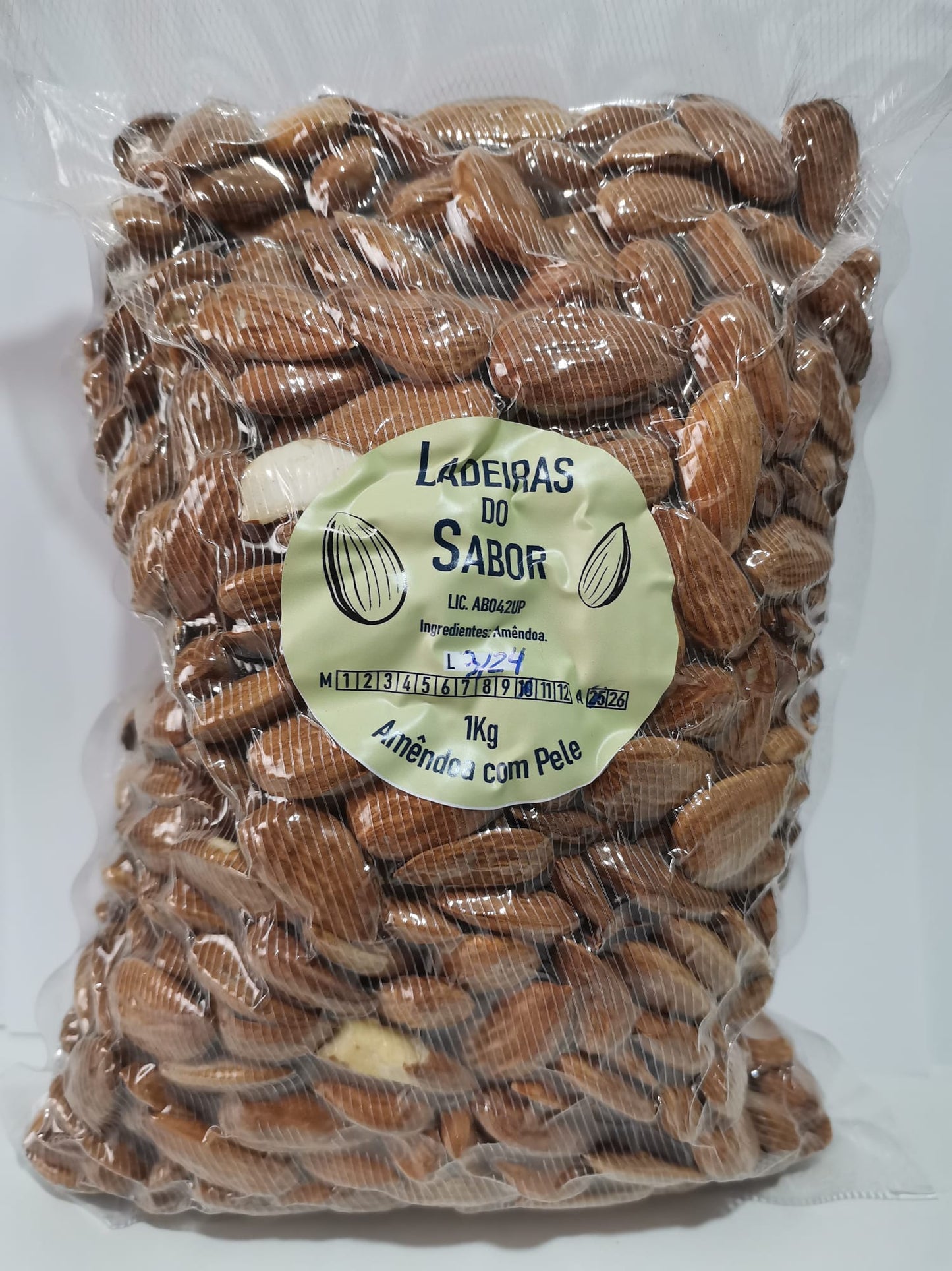 Amêndoa com pele (1kg - embalado em vácuo)